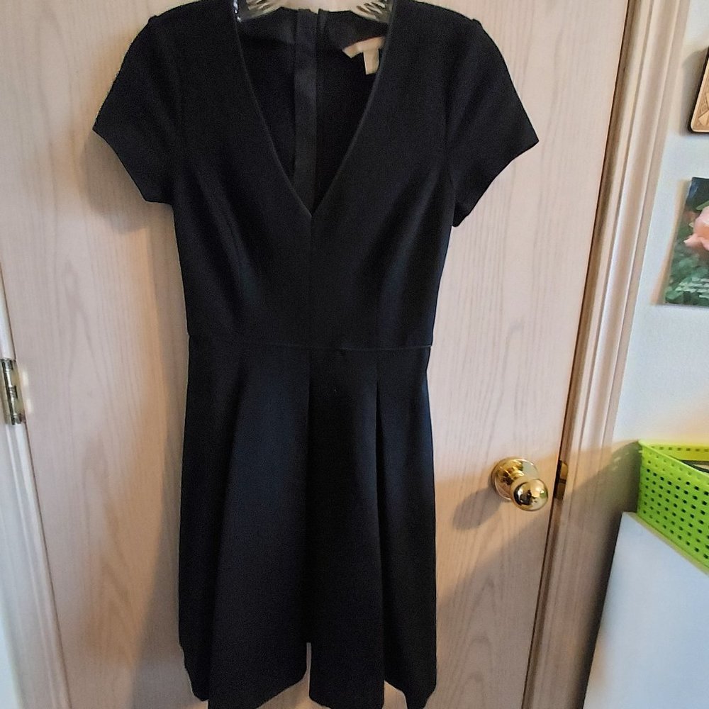 (Runs large) Banana Republic black v-neck dress